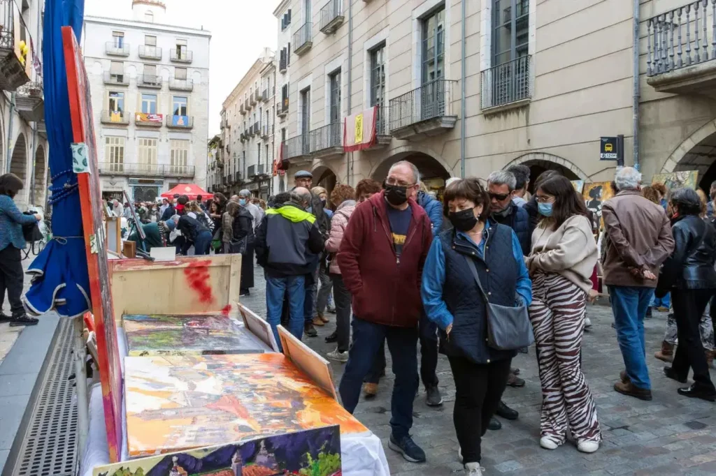 Persones passejant per la fira al carrer