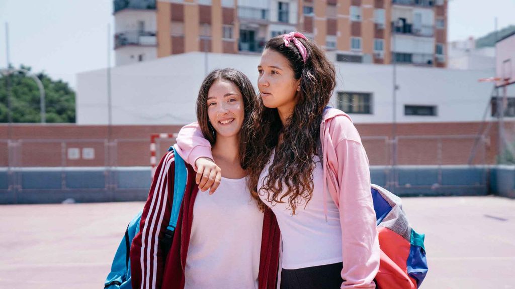 Dues noies al pati de l'escola