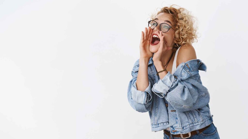 Dona projectant la veu