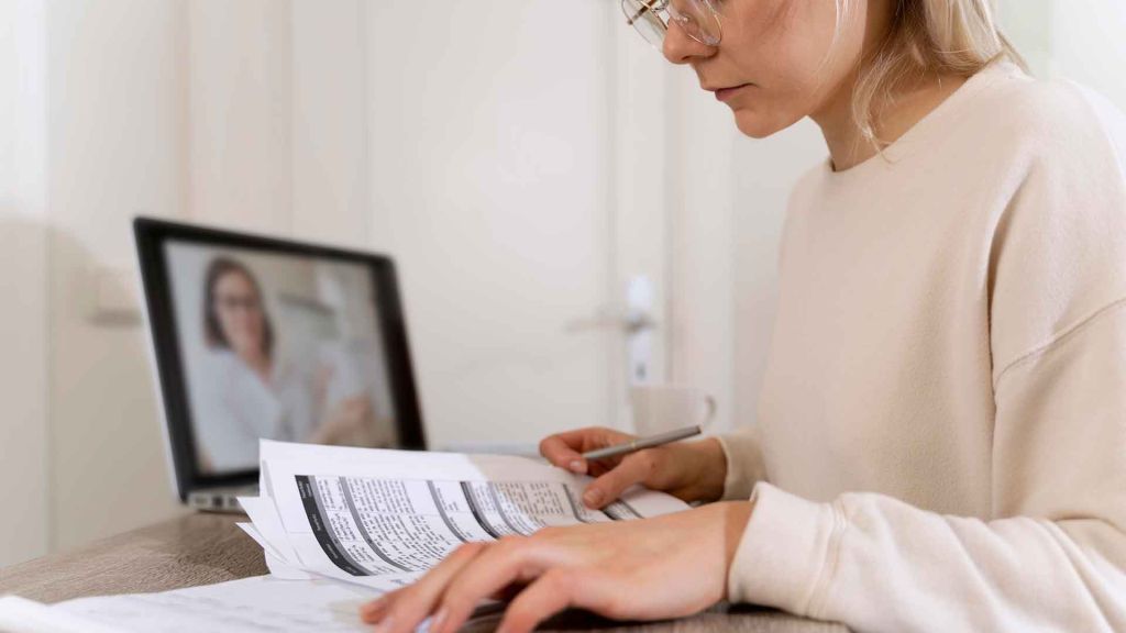 Dona revisant uns papers