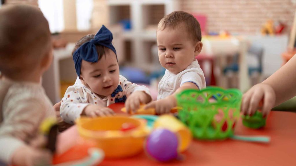 Nadons fent un taller