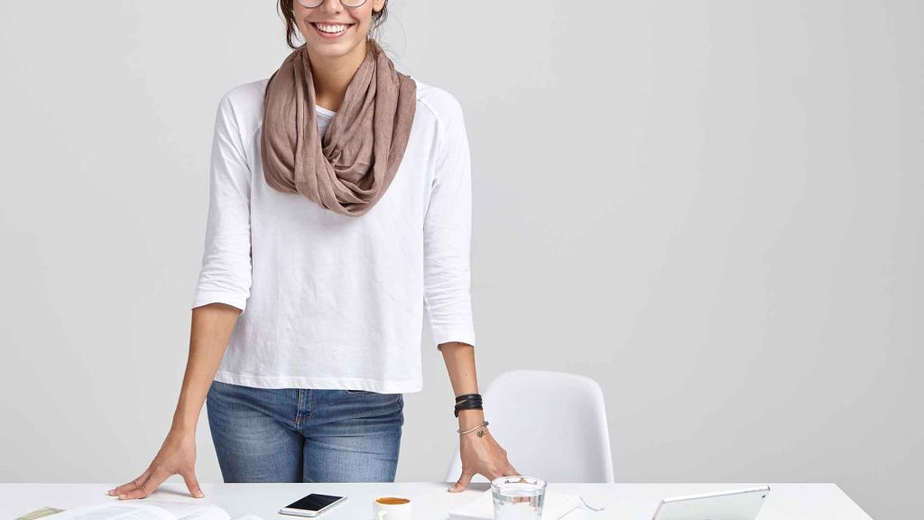 Noia dreta davant d'una taula