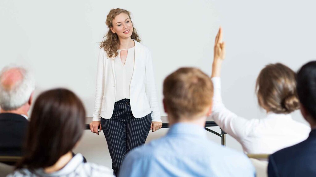 Professora en una classe d'adults