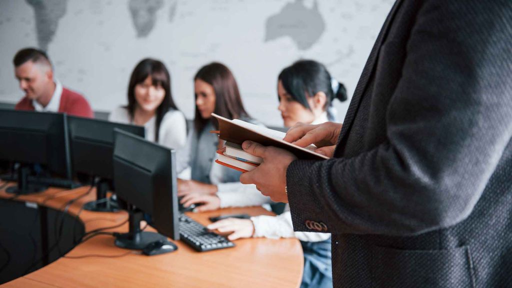 Alumnes adults davant l'ordinador